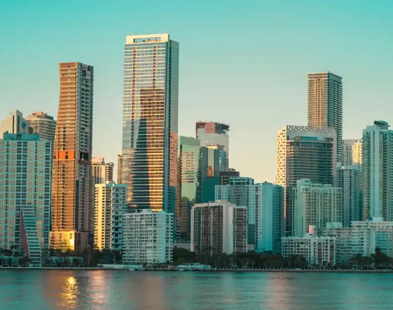 Trabajo Miami argentinos profesionales: sectores y estrategias